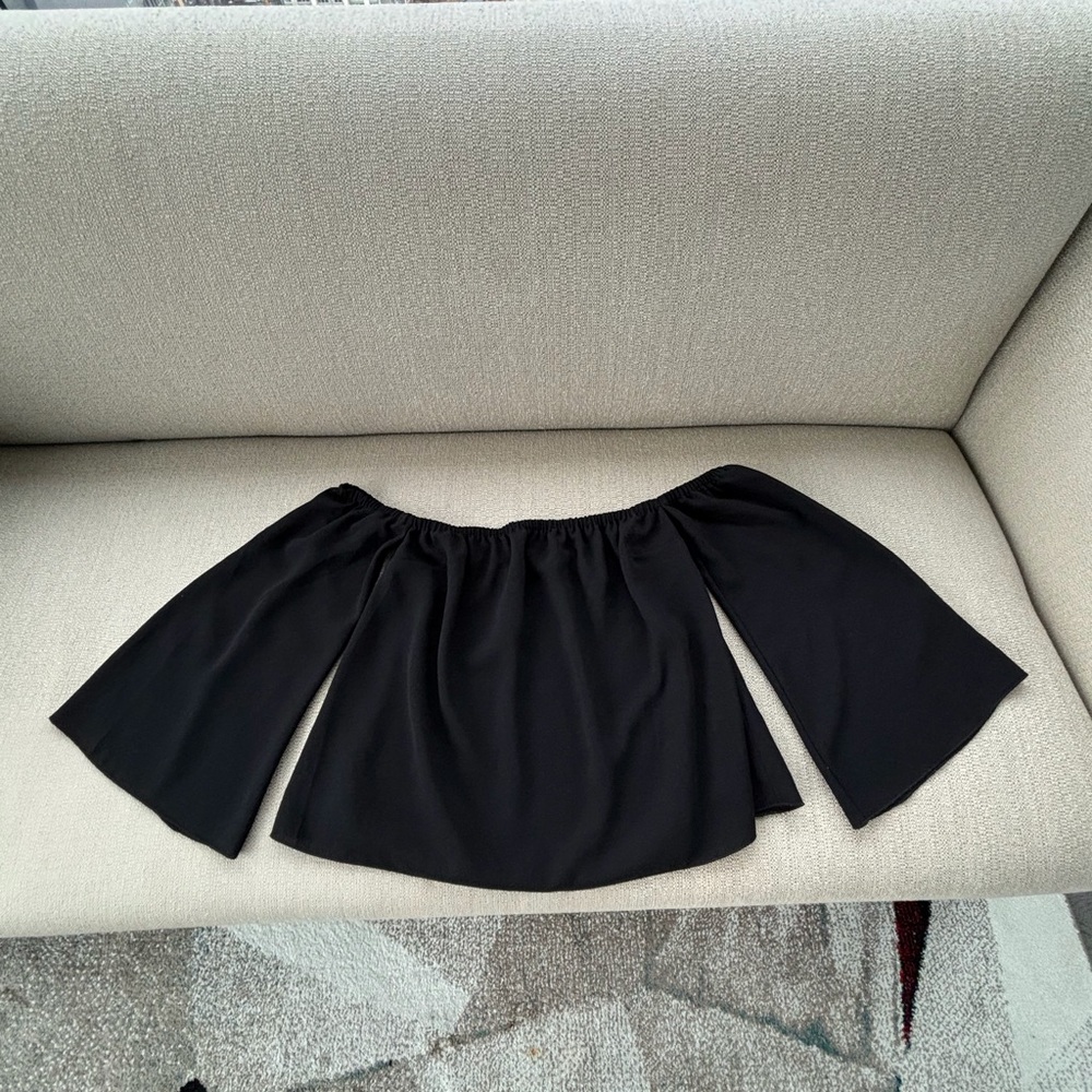 Aritzia Wilfred off shoulder crop top